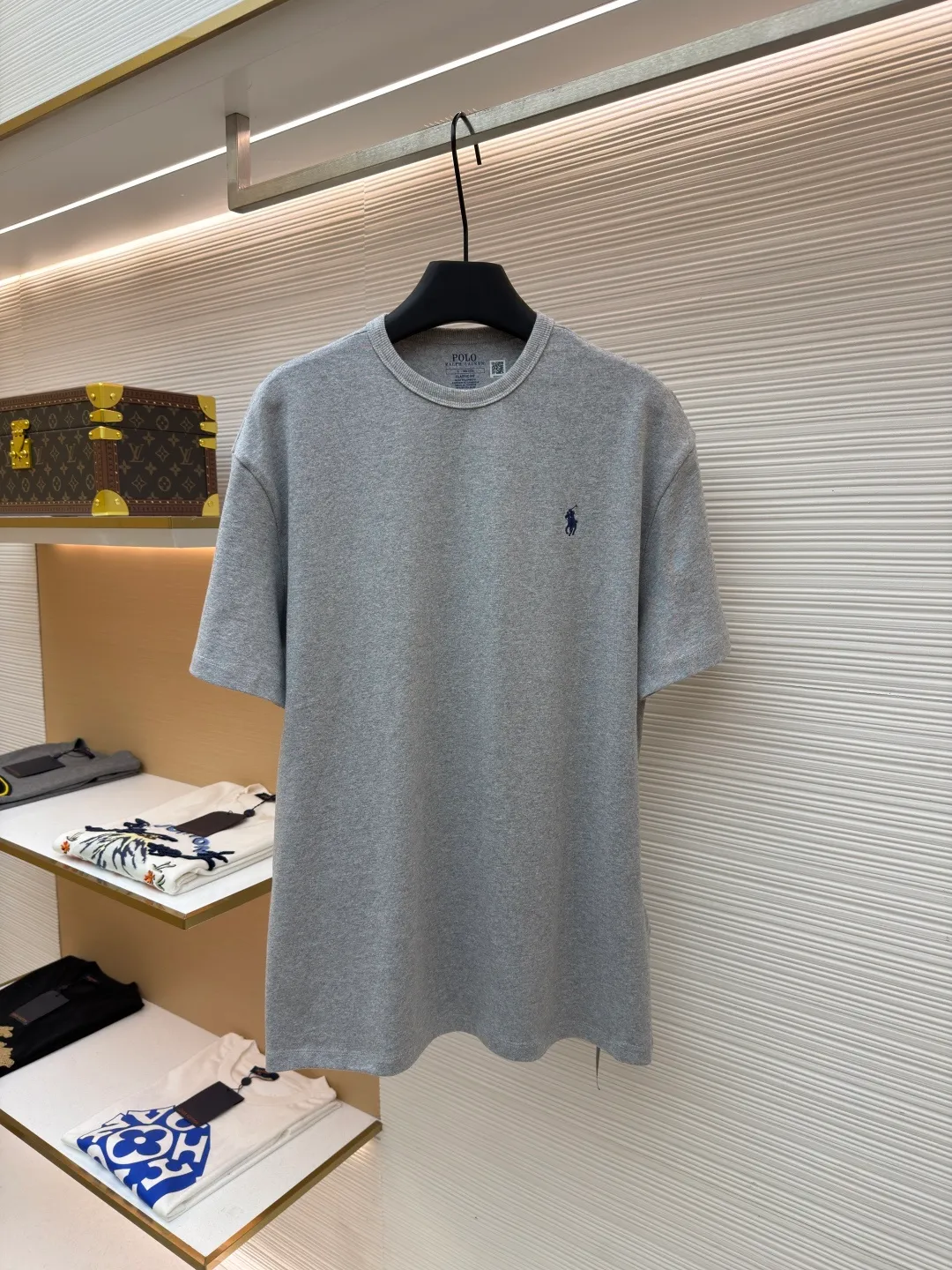 Ralph Lauren logo embroidered short sleeves ●Original version: Purchased and developed for 990 ●Item number: 1682484-X80 ●Material: linen soft plain fabric ●Technology: embroidery production ●Color: gray ●Version: Fitted version ●Weight: about 295 grams ●Size: S-M-L-XL ●Description: Customized cotton and linen soft plain fabric, delicate touch, comfortable and close to the skin, with deep black as the main color Exquisite red pony logo is embellished throughout. It is highly recognizable. It brings an atmosphere of freedom and vitality. A symphony of pure and smart colors. It outlines a high-end outline with extreme simplicity and becomes the smart focus of the vision. It shows taste in silence and adopts imported machine embroidery technology. It uses advanced computer control system and precise mechanical components to realize the iconic pony embroidery operation. High precision. The lines are smooth and delicate. The fabrics have been washed. It has a better hand feel and texture. It is not easy to deform and not shrink. Not easy to fade and maintain long-lasting beauty. The overall wiring is straight and delicate, the fabric is comfortable and soft, and the color is consistent without color difference. It can be matched with the same style to create a fashionable look and control various occasions. Customized accessories, complete with three standards, same style for men and women!